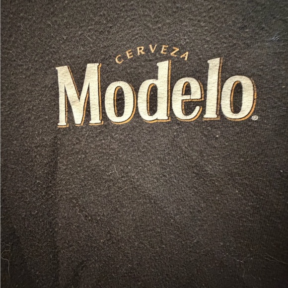 Modelo Cropped Logo Tee - Picture 3 of 5